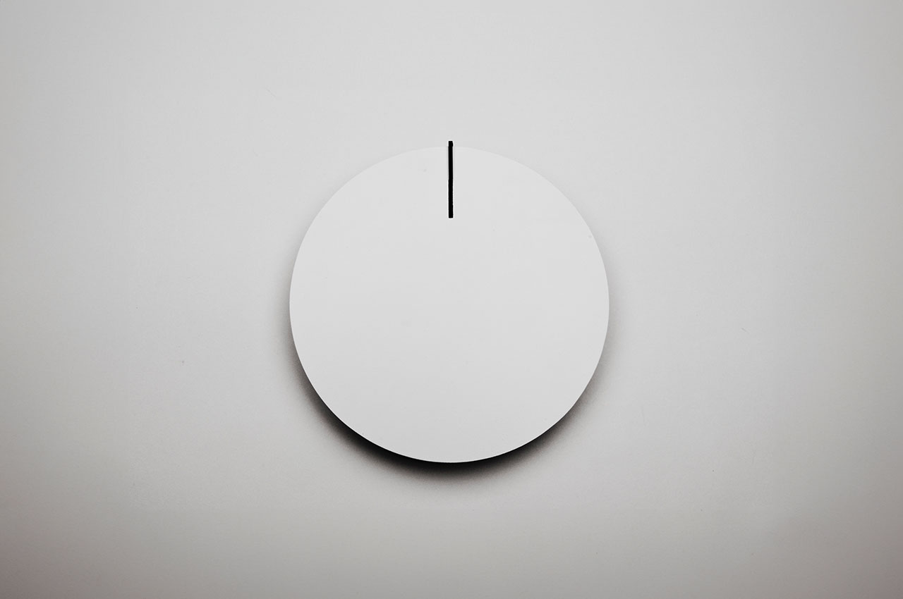 Minimalistische Design-Uhr "InPairs" von Christian Mirbach, bei der die Stunden durch den äußeren Zeiger und die Minuten durch das Ziffernblatt angezeigt werden.